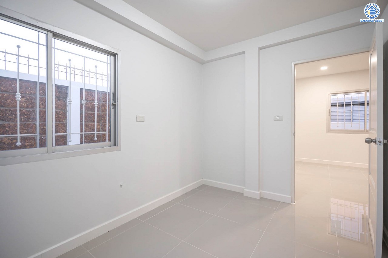 บ้านมือสองตกแต่งใหม่ โครงการ ศุภาลัยวิลล์ วงแหวน-รัตนาธิเบศร์ เนื้อที่กว้างขวางถึง 57 ตร.ว. ฟังก์ชัน 3 ห้องนอน 2 ห้องน้ำ 1 ห้องอเนกประสงค์ 2 ที่จอดรถ ตอบโจทย์ทุกการเข้าอยู่ บนทำเลเดินทางสะดวก เชื่อมต่อถนนหลายเส้นทาง เพียง 15 นาทีก็ถึงรถไฟฟ้าสายสีม่วง "สถานีคลองบางไผ่" ใกล้ทางด่วน "กาญจนาภิเษก"